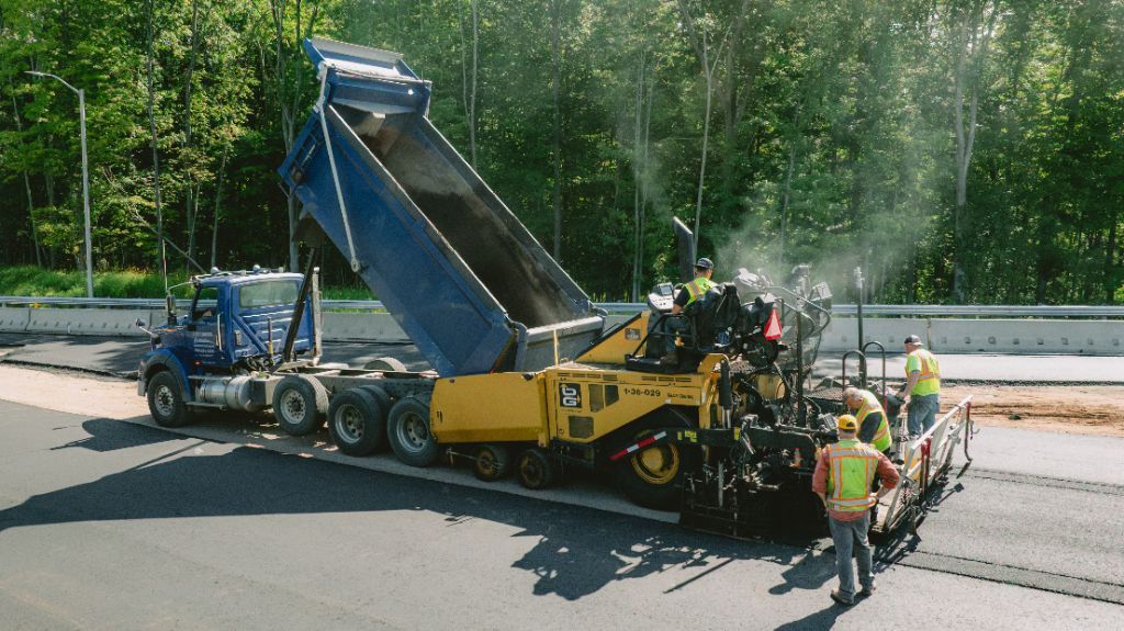 Asphalt paving crew and paver machine
